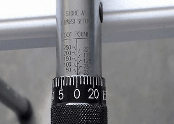 lhow to use a manual torque wrench